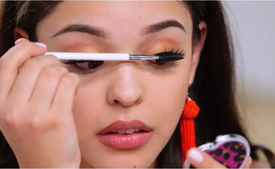 Wear False Eyelashes step 4
